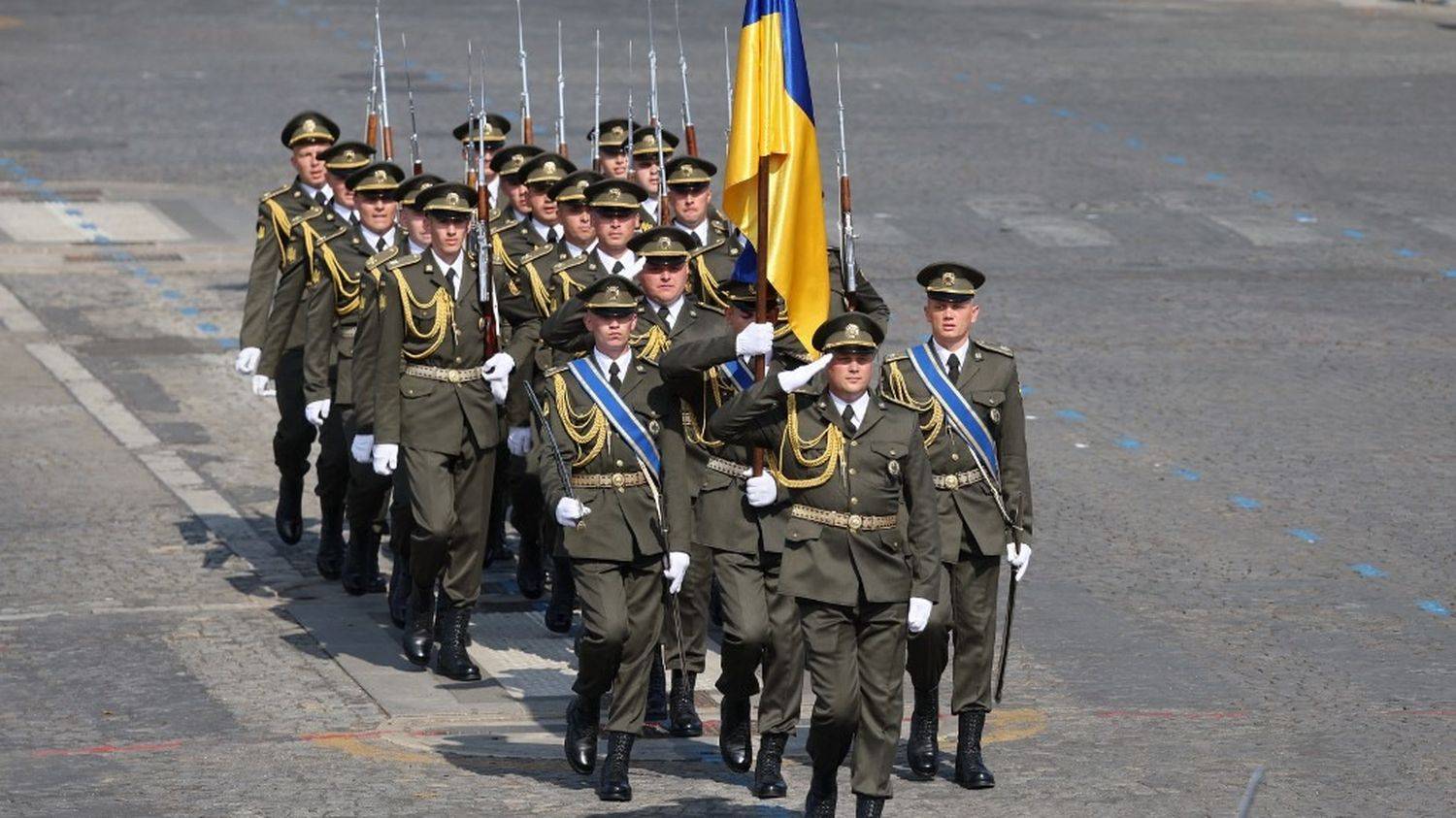 Военни от Украйна участваха в парада в Париж